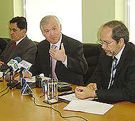El Superintendente Marshall junto a los Intendentes Julio Acevedo y Gustavo Arriagada.