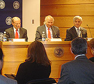 Al comienzo de la conferencia aparecen Patrick K. Barron, Vittorio Corbo y Enrique Marshall.